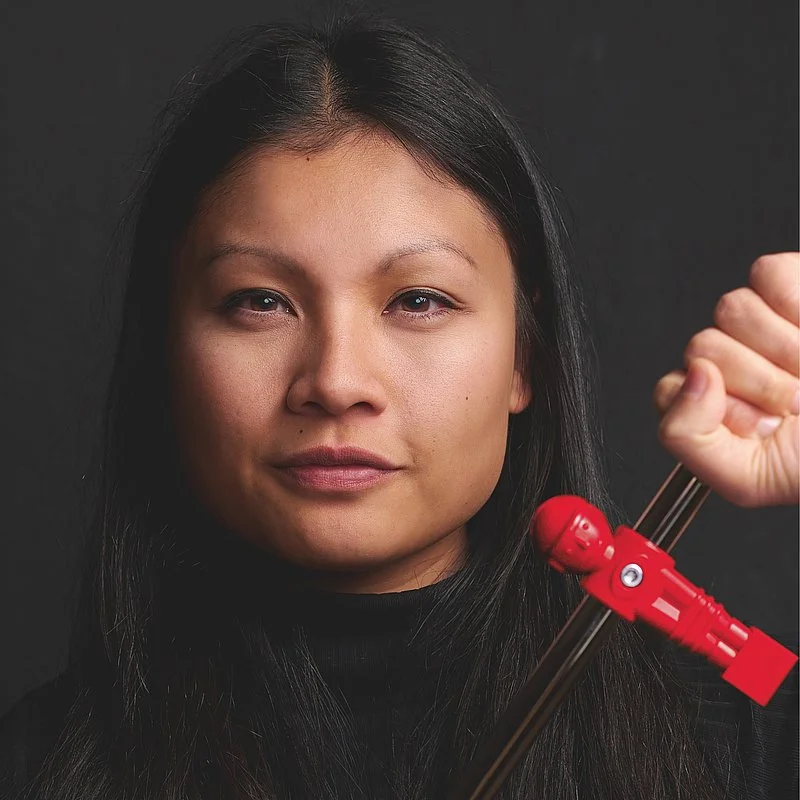 Lesung & Gespräch: „Aus dem Handgelenk – Warum ich Weltmeisterin im Tischkickern werden musste“ – Linh Tran mit Mara Pfeiffer
